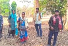 आत्मसमर्पण करने जंगलों से निकलते नक्सली.