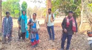 आत्मसमर्पण करने जंगलों से निकलते नक्सली.