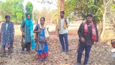 आत्मसमर्पण करने जंगलों से निकलते नक्सली.